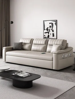 V obývacej miestnosti je jednoduché a moderné, a rozťahovací gauč posteľ je integrovaný s kožený opasok pre skladovanie, sedieť a ležať.